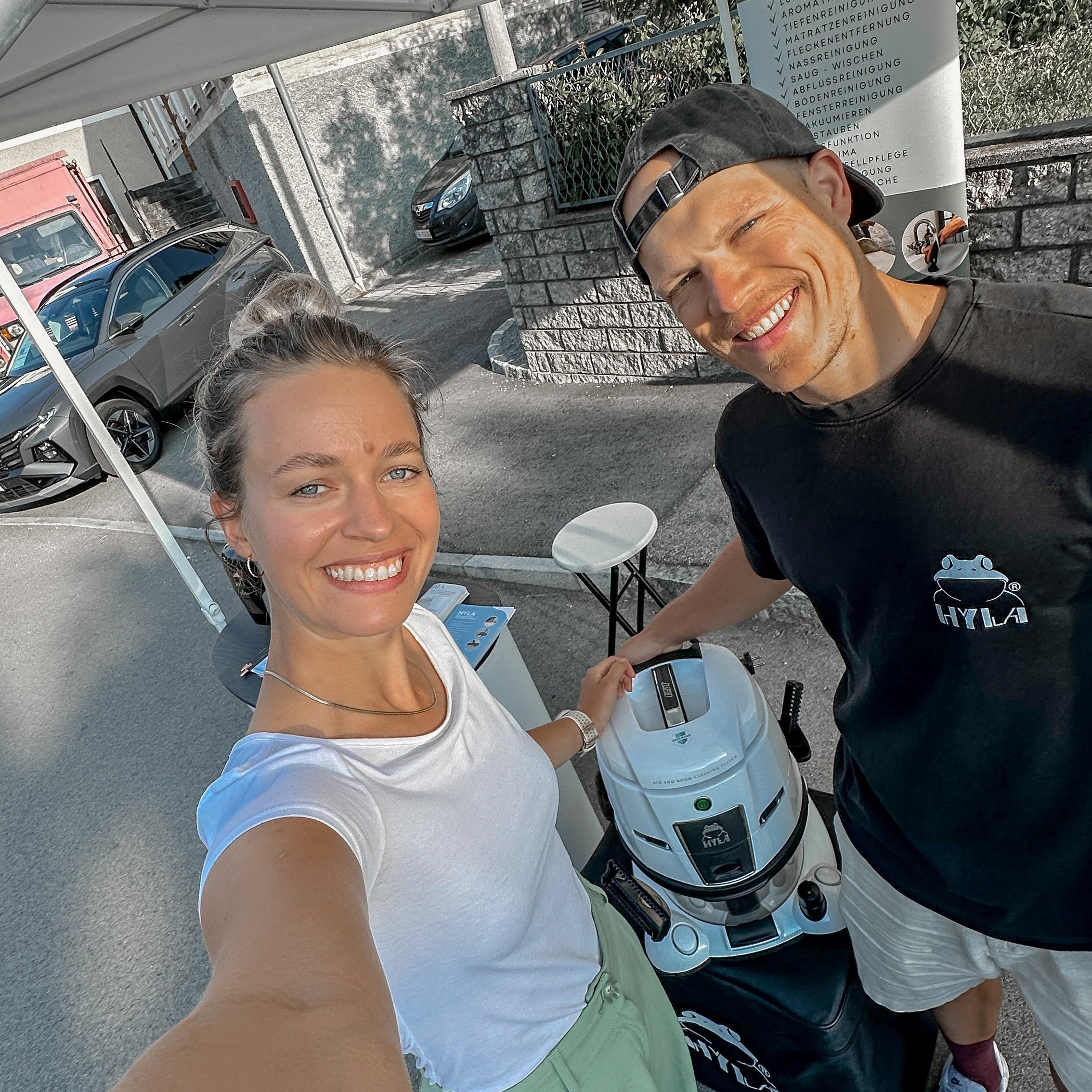 Glückliche Hyla Vertriebspartner am Infostand