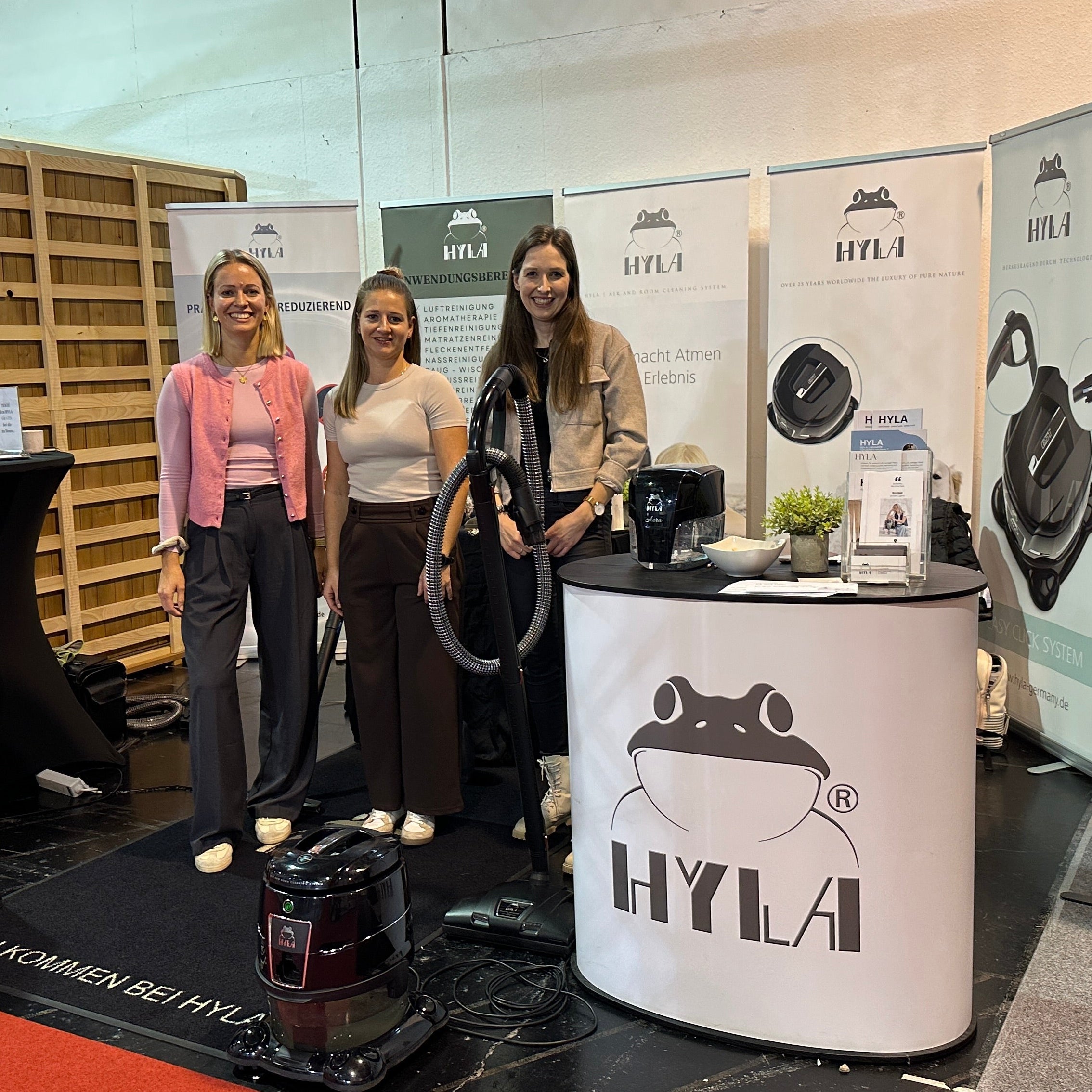 Teamfoto mit Teampartner Messestand